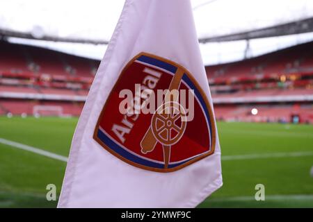 Emirates Stadium, London, Großbritannien. November 2024. Premier League Football, Arsenal gegen Nottingham Forest; Eckflagge mit Vereinslogo Credit: Action Plus Sports/Alamy Live News Stockfoto