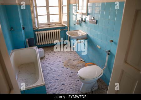 Verlassene alte Toilette im Gebäude zerstört, Innenhaus. Blaue Kacheln. Stockfoto