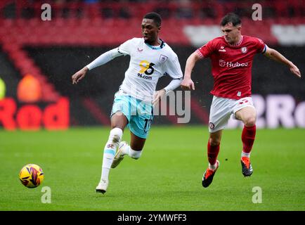 Burnleys Jadon Anthony (links) und Bristol Citys Jason Knight (rechts) kämpfen um den Ball während des Sky Bet Championship Matches in Ashton Gate, Bristol. Bilddatum: Samstag, 23. November 2024. Stockfoto