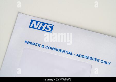 Wolverhampton, Großbritannien – 11. November 2024: NHS-Umschlag mit dem NHS-Logo für medizinische Termine oder Behandlungen Stockfoto