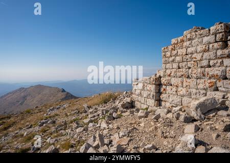 Überreste einer alten Kirche auf dem Berg Rtanj mit einem bewölkten Himmel in der Ferne Stockfoto