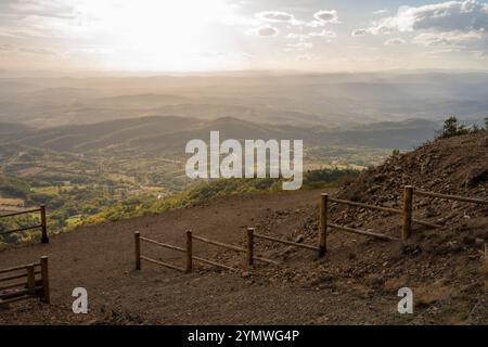 Horizont vom Aussichtspunkt auf dem Bergbruch Rudnik Stockfoto