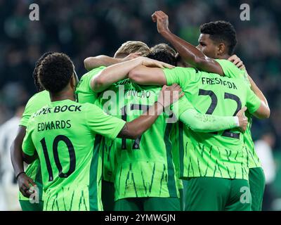 November 2024. Lissabon, Portugal. Sporting’s Stürmer aus Portugal Francisco Trincao (17) feiert mit seinen Teamkollegen, nachdem er während der K.-o.-Phase des portugiesischen Cup ein Tor erzielt hat: Sporting vs Amarante Credit: Alexandre de Sousa/Alamy Live News Stockfoto