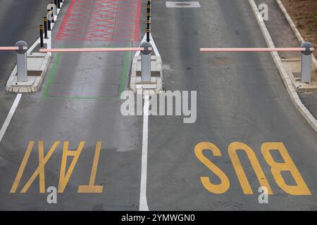 Auffahrt am Parkplatz des Flughafens Nikola Tesla. Stockfoto