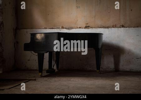 Verlassenes Zimmer mit Klavier in der Ecke Stockfoto