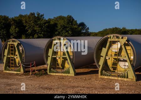 Die Arme oder Blätter einer Windmühle auf dem Boden Stockfoto