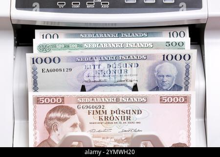 Altes isländisches Geld - Krone in einer Zählmaschine Stockfoto