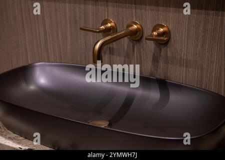 Badezimmer mit modernem Dekor, Waschbecken und Wasserhahn. Stockfoto