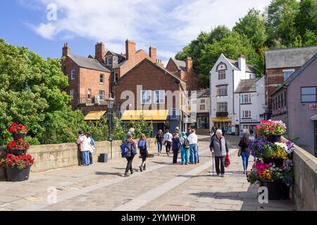 Durham UK Fußgänger auf der silbernen Straße Framwellgate Bridge over River tragen Durham City County Durham England Großbritannien GB Europa Stockfoto