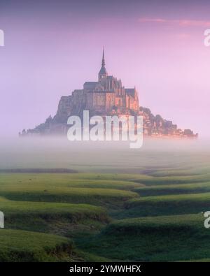 Mont Saint-Michel bei Sonnenaufgang: Nebeliger Morgen in der Normandie Stockfoto