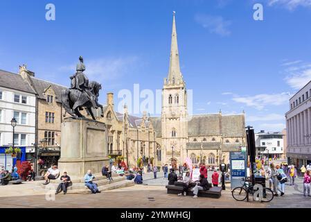 Durham Market Place mit einer Reiterstatue von Charles William Vane Stewart und St. Nicholas Church im Durham County Durham England Großbritannien GB Europa Stockfoto