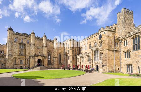 Durham Castle Great Hall Tunstall Gallery Tunstall Chapel rund um den Innenhof im Norman Castle Durham County Durham England Großbritannien GB Europa Stockfoto