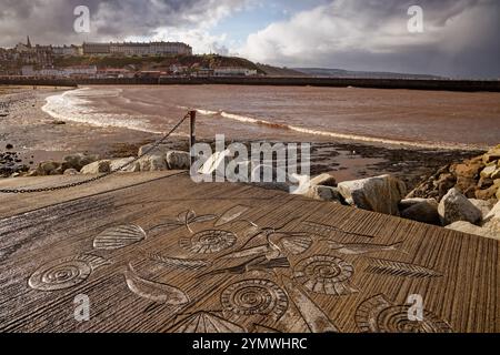 Gemusterter Beton aus der Slipway in Whitby Harbour, England. Stockfoto