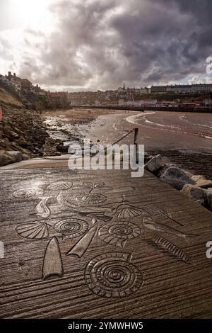 Gemusterter Beton aus der Slipway in Whitby Harbour, England. Stockfoto