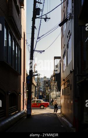 Kyoto, Japan. Oktober 2024. Japan 2024, Reise, Kyoto, Straße, Auto, House Escape, Street Credit: dpa/Alamy Live News Stockfoto