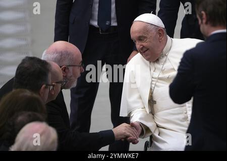 **NO LIBRI** Italien, Rom, Vatikan, 2024/11/23 Papst Franziskus schüttelt sich bei einer Audienz mit Fischern und Mitgliedern der CEI, Italiens Bischofskonferenz, im Saal von Papst Paul VI. Im Vatikan die Hand mit Maurizio Gardini, Präsident der Konfgenossenschaften. Foto von ALESSIA GIULIANI /Catholic Press Photo Credit: Independent Photo Agency Srl/Alamy Live News Stockfoto