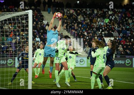 Wien, Österreich. November 2024. WIEN, ÖSTERREICH - 21. NOVEMBER: Torhüterin Carina Schlueter (SKN St. Poelten Frauen) mit einem Safe gegen Ingrid Syrstad Engen (FC Barcelona FemenÌ) während des UEFA-Womenís Champions-League-Spiels zwischen SKN St. Poelten Frauen und FC Barcelona Femeni am 21. November 2024 in Wien, Österreich.241121 SEPAMedia 09 047 - 20241121 PD18388 Credit: APA-PictureDesk/Alamy Live News Stockfoto