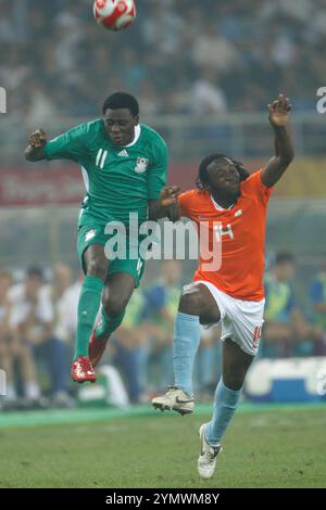 TIANJIN, CHINA - 7. AUGUST: Solomon Okoronkwo aus Nigeria (l) und Evander Sno aus den Niederlanden (r) kämpfen bei einem Spiel der Gruppe B beim Fußballturnier der Olympischen Spiele in Peking am 7. August 2008 in Tianjin China um einen Kopfball. Nur redaktionelle Verwendung. (Foto: Jonathan Paul Larsen / Diadem Images) Stockfoto