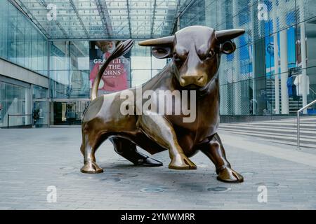 BIRMINGHAM, GROSSBRITANNIEN - 7. AUGUST 2024. Der Bullring Bull im Zentrum von Birmingham Grand Central und Bullring Shopping Centre ist ein Symbol für Birmingham's Stockfoto