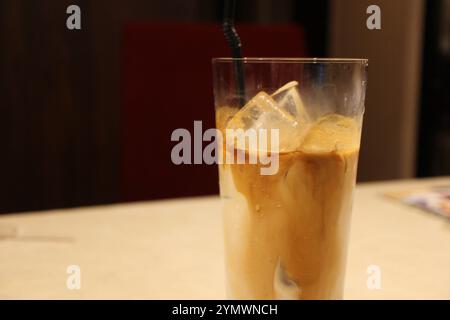 Ein Glas Eiskaffee Latte im italienischen Restaurant Stockfoto