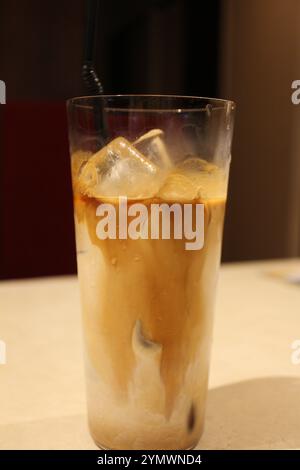 Ein Glas Eiskaffee Latte im italienischen Restaurant Stockfoto