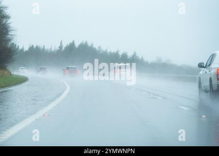 Cumbria, England, Großbritannien. November 2024. Wetter in Großbritannien: Starker Regen und Sprühnebel verursachen schlechte Sicht auf der Autobahn M6 Credit: Kay Roxby/Alamy Live News Stockfoto