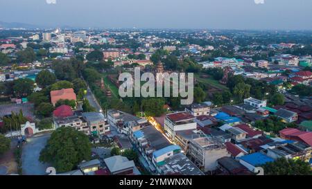 Luftaufnahme von Drohne: Wat Phra Sri Rattana Mahathat, der berühmte öffentliche Tempel in Lop Buri, THAILAND Stockfoto