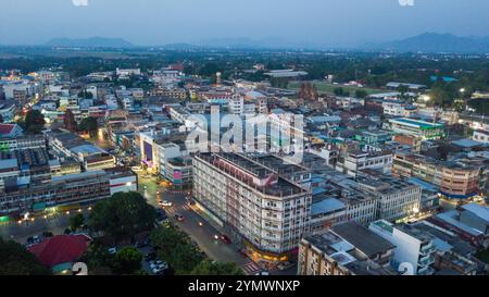 Luftbilder von Lopburi zeigen Prang Sam Yot und Prang Khaek, berühmte historische Stätten in Lobburi. Stockfoto