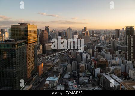 Landschaftshaus in Osaka Skyline vom Umeda Sky Building während Sonnenaufgang am Abend. Stockfoto