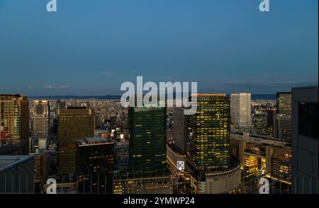 Aussichtspunkt auf dem Dach des Umeda Sky Building, Osaka Stadtlandschaft mit einem Blick aus der Vogelperspektive vom 360-Grad-Open-Air-Dach. Osaka, Japan, Stockfoto