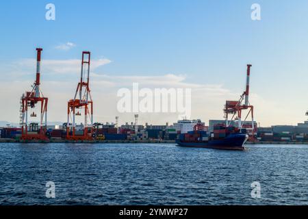 Große Kräne am Hafen Osaka, Seefracht, große Hafenstadt und Handelszentrum auf der japanischen Insel Honshu, Osaka, Japan. Stockfoto