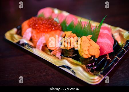 uni Sushi mit Maguro Sushi und Lachs Sushi Set, japanische Küche Stockfoto