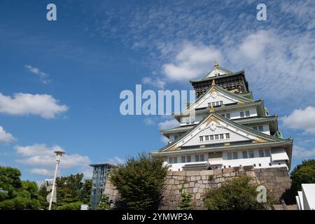 Schloss Osaka mit blauem Himmel in Osaka Stadt, Stockfoto