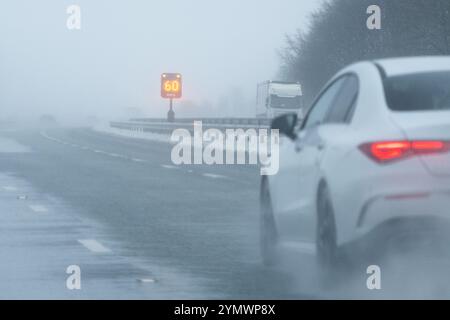 Cumbria, England, Großbritannien. November 2024. Wetter in Großbritannien: Starker Regen und Sprühnebel verursachen schlechte Sicht auf der Autobahn M6 Credit: Kay Roxby/Alamy Live News Stockfoto