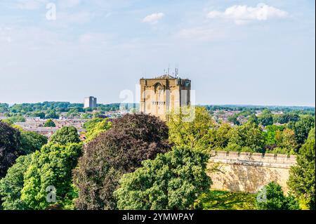 Ein Blick auf die Nordseite der Burgruine in Lincoln, Lincolnshire im Sommer Stockfoto