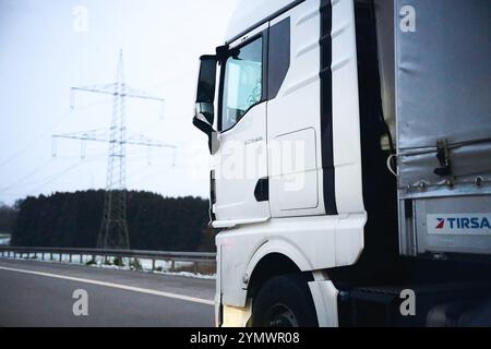 Bayern, Deutschland - 22. November 2024: Ein Lkw fährt auf der Autobahn. Symbolbild für Verkehr, Logistik und Infrastruktur *** ein LKW fährt auf der Autobahn entlang. Symbolbild für Verkehr, Logistik und Infrastruktur Stockfoto