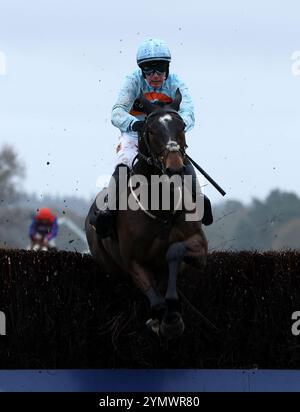 Beauport wurde von Jockey Toby McCain-Mitchell auf dem Weg zum 1. Klasse Logistics Berkshire National Handicap Chase auf der Ascot Racecourse gefahren. Bilddatum: Samstag, 23. November 2024. Stockfoto