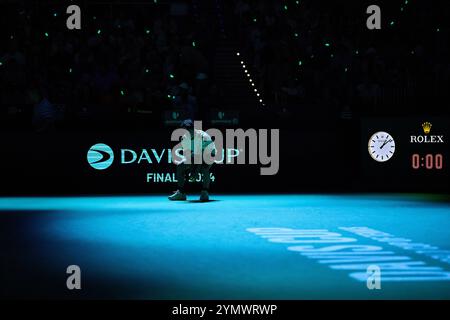 Malaga, Malaga, Spanien. November 2024. Impressionen, ein Ballboy vor dem Spiel während des DAVIS CUP FINALS 2024 - Finale 8 - Herren Tennis (Bild: © Mathias Schulz/ZUMA Press Wire) NUR REDAKTIONELLE VERWENDUNG! Nicht für kommerzielle ZWECKE! Stockfoto