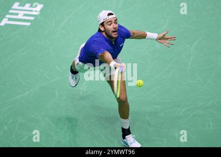 Malaga, Spanien. November 2024. MALAGA, SPANIEN - 23. NOVEMBER: Matteo Berrettini vom Team Italy kehrt in seinem Einzelspiel gegen Thanasi Kokkinakis vom Team Australia im Halbfinale zwischen Italien und Australien beim Davis Cup Finale im Palacio de Deportes Jose Maria Martin Carpena am 23. November 2024 in Malaga, Spanien, zurück. (Foto von Francisco Macia/Photo Players Images/Magara Press) Credit: Magara Press SL/Alamy Live News Stockfoto