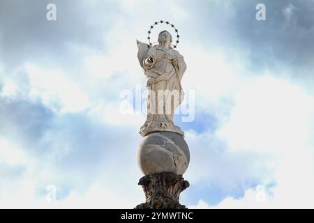 Nardò, Italien. Die Statue der Unbefleckten Empfängnis auf der Säule aus dem 18. Jahrhundert (Guglia dell'Immacolata) auf der Piazza Salandra. Stockfoto