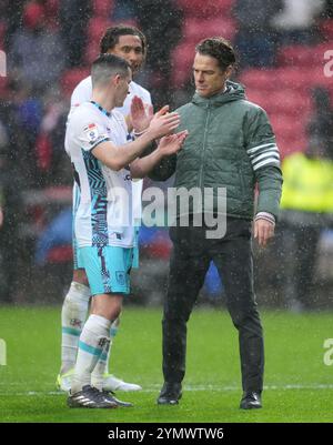 Burnley-Manager Scott Parker (rechts) und Burnley's Josh Cullen (links) beim letzten Pfiff nach dem Sky Bet Championship-Spiel in Ashton Gate, Bristol. Bilddatum: Samstag, 23. November 2024. Stockfoto