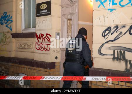 Leipzig - Schwerverletzter im Hinterhof von Mehrfamilienhaus in Wahren gefunden: Polizei mit Großaufgebot vor Ort 20.11.2024 gegen 20,30 Uhr Leipzig-Wahren, Georg-Schumann-Straße zu einem Großeinsatz der Polizei kam es am Mittwochabend im Leipziger Norden. Nach ersten, bislang nicht bestätigten Informationen wurden Rettungsdienst und Feuerwehr gegen 20,30 Uhr zu einer verletzten, bewusstlosen Person im Hinterhof eines Mehrfamilienhauses an der Georg-Schumann-Straße in Leipzig-Wahren alarmiert. Unter Reanimation kam diese anschließend mit dem Rettungswagen und unter Begleitung von Notarzt sowie Stockfoto