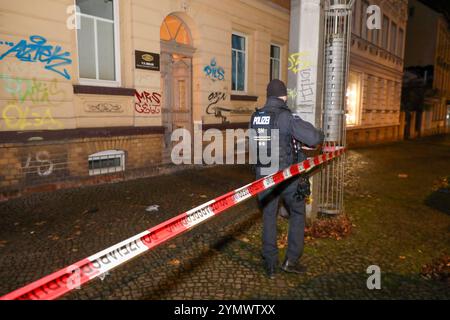 Leipzig - Schwerverletzter im Hinterhof von Mehrfamilienhaus in Wahren gefunden: Polizei mit Großaufgebot vor Ort 20.11.2024 gegen 20,30 Uhr Leipzig-Wahren, Georg-Schumann-Straße zu einem Großeinsatz der Polizei kam es am Mittwochabend im Leipziger Norden. Nach ersten, bislang nicht bestätigten Informationen wurden Rettungsdienst und Feuerwehr gegen 20,30 Uhr zu einer verletzten, bewusstlosen Person im Hinterhof eines Mehrfamilienhauses an der Georg-Schumann-Straße in Leipzig-Wahren alarmiert. Unter Reanimation kam diese anschließend mit dem Rettungswagen und unter Begleitung von Notarzt sowie Stockfoto