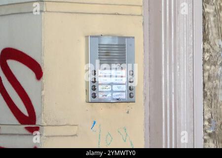 Leipzig - Schwerverletzter im Hinterhof von Mehrfamilienhaus in Wahren gefunden: Polizei mit Großaufgebot vor Ort 20.11.2024 gegen 20,30 Uhr Leipzig-Wahren, Georg-Schumann-Straße zu einem Großeinsatz der Polizei kam es am Mittwochabend im Leipziger Norden. Nach ersten, bislang nicht bestätigten Informationen wurden Rettungsdienst und Feuerwehr gegen 20,30 Uhr zu einer verletzten, bewusstlosen Person im Hinterhof eines Mehrfamilienhauses an der Georg-Schumann-Straße in Leipzig-Wahren alarmiert. Unter Reanimation kam diese anschließend mit dem Rettungswagen und unter Begleitung von Notarzt sowie Stockfoto