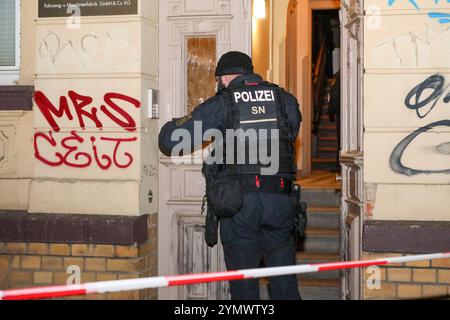 Leipzig - Schwerverletzter im Hinterhof von Mehrfamilienhaus in Wahren gefunden: Polizei mit Großaufgebot vor Ort 20.11.2024 gegen 20,30 Uhr Leipzig-Wahren, Georg-Schumann-Straße zu einem Großeinsatz der Polizei kam es am Mittwochabend im Leipziger Norden. Nach ersten, bislang nicht bestätigten Informationen wurden Rettungsdienst und Feuerwehr gegen 20,30 Uhr zu einer verletzten, bewusstlosen Person im Hinterhof eines Mehrfamilienhauses an der Georg-Schumann-Straße in Leipzig-Wahren alarmiert. Unter Reanimation kam diese anschließend mit dem Rettungswagen und unter Begleitung von Notarzt sowie Stockfoto