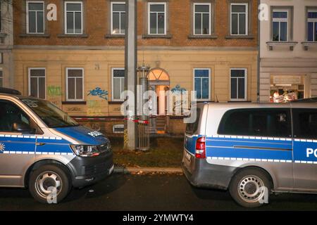 Leipzig - Schwerverletzter im Hinterhof von Mehrfamilienhaus in Wahren gefunden: Polizei mit Großaufgebot vor Ort 20.11.2024 gegen 20,30 Uhr Leipzig-Wahren, Georg-Schumann-Straße zu einem Großeinsatz der Polizei kam es am Mittwochabend im Leipziger Norden. Nach ersten, bislang nicht bestätigten Informationen wurden Rettungsdienst und Feuerwehr gegen 20,30 Uhr zu einer verletzten, bewusstlosen Person im Hinterhof eines Mehrfamilienhauses an der Georg-Schumann-Straße in Leipzig-Wahren alarmiert. Unter Reanimation kam diese anschließend mit dem Rettungswagen und unter Begleitung von Notarzt sowie Stockfoto