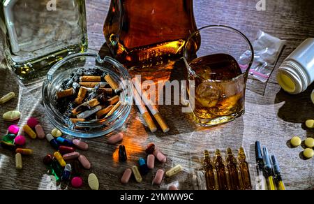 Süchtig machenden Substanzen, einschließlich Alkohol, Zigaretten und Drogen. Stockfoto