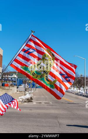 Manchester, NH, USA-15. Januar 2023: Demonstrant fliegt die Gadsden-Protestflagge mit einem Klapperschlange-Symbol, „Don't Tread on me“, einer historischen Flaggenströmung Stockfoto