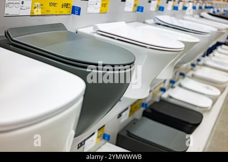 Spültoiletten, die in einem Geschäft zum Verkauf stehen. Stockfoto