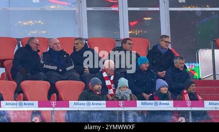 Karl-Heinz Rummenigge CEO, Vorstandsvorsitzender FCB AG, Herbert Hainer, FCB Präsident und Ex-CEO Adidas, ehemaliger Präsident Uli Hoeness FCB, Max Eberl, Sportvorstand und Manager FC Bayern, Dr. Michael Diederich, Geschäftsführer Finanzvorstand und stellvertretender Vorstandsvorsitzender, Jan-Christian Dreesen, Geschäftsführer Finanzvorstand FCB, Walter Mennekes, Unternehmer, Vizepräsident des FC Bayern, Prof. Dr. Dieter Mayer 2. Vizepräsident des FC Bayern München EV. Im Spiel FC BAYERN MÜNCHEN - FC AUGSBURG 3-0 am 22. November 2024 in München. Saison 2024/2025, 1.Bunde Stockfoto